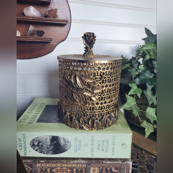 Vintage filigree toilet paper cover - Picture 1 of 5